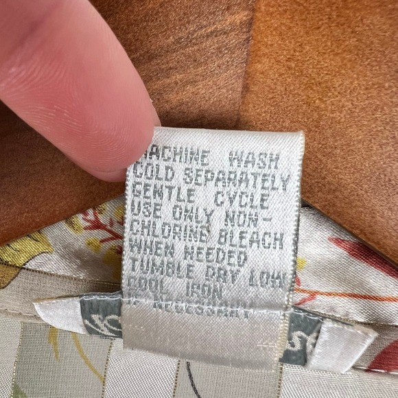 Maggie Barnes Button Down Top Size 32 W Floral Nature Inspired Lightweight Satin - Picture 7 of 10